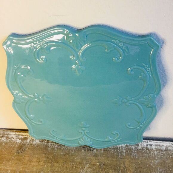 Blue ceramic tray holder centerpiece with classic raised design - Picture 4 of 4